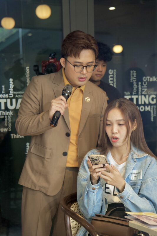 Quốc Trần hướng dẫn học viên