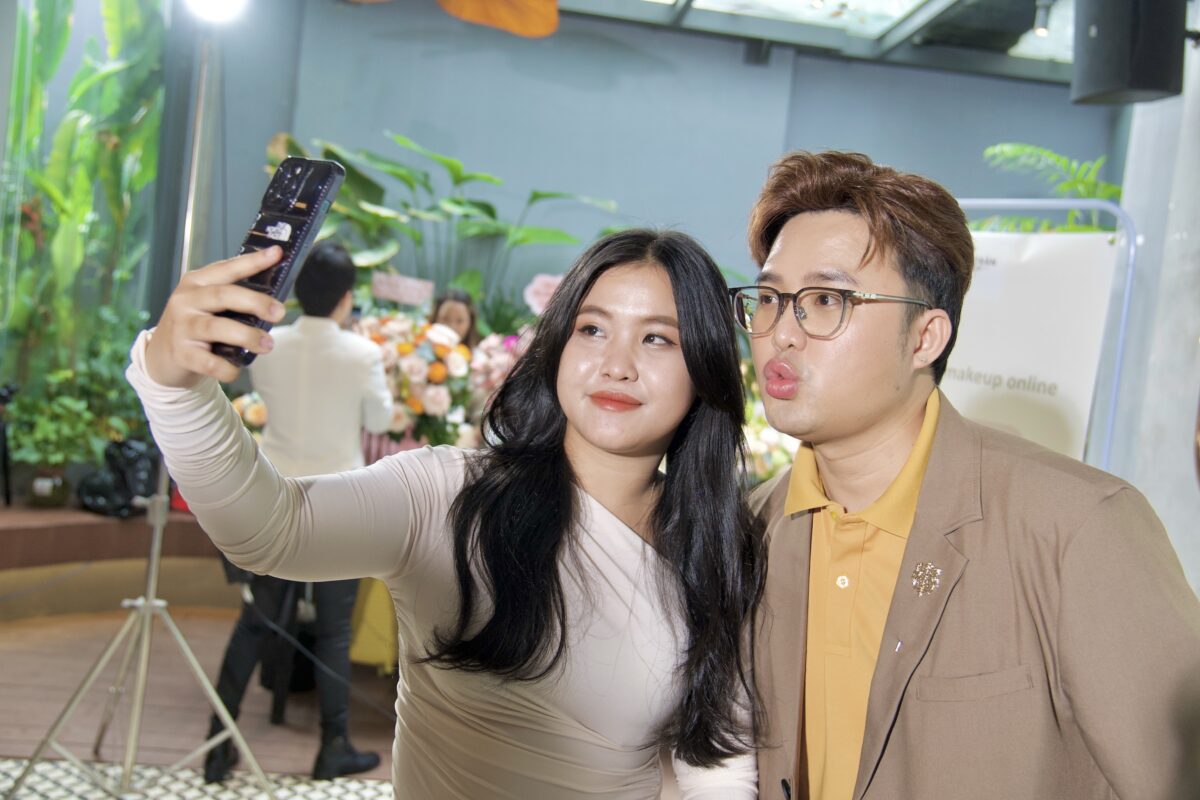 Học viên chụp ảnh cùng Quốc Trần